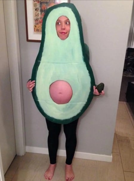 беременная женщина в костюме авокадо