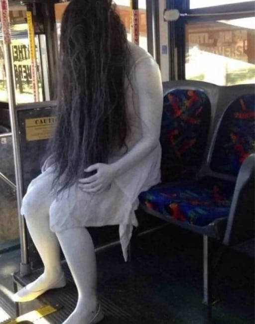 девушка в образе призрака