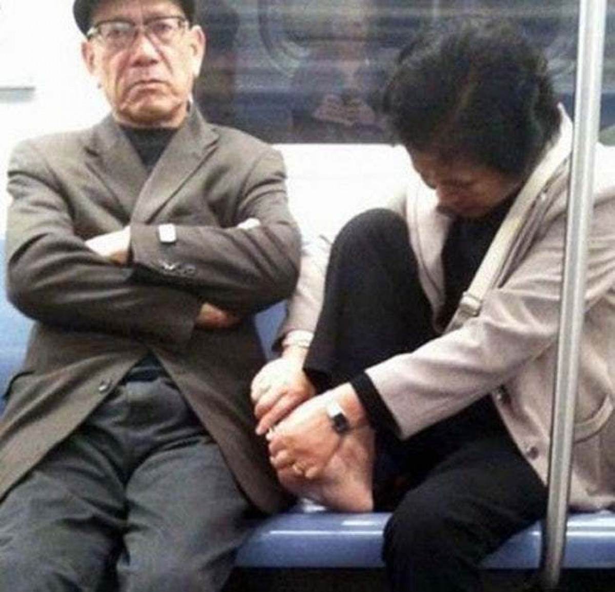 женщина стрижет ногти в метро
