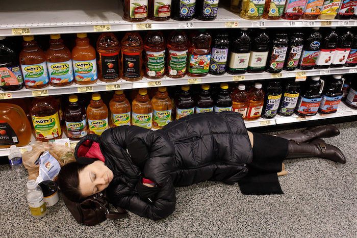 женщина уснула на полу магазина