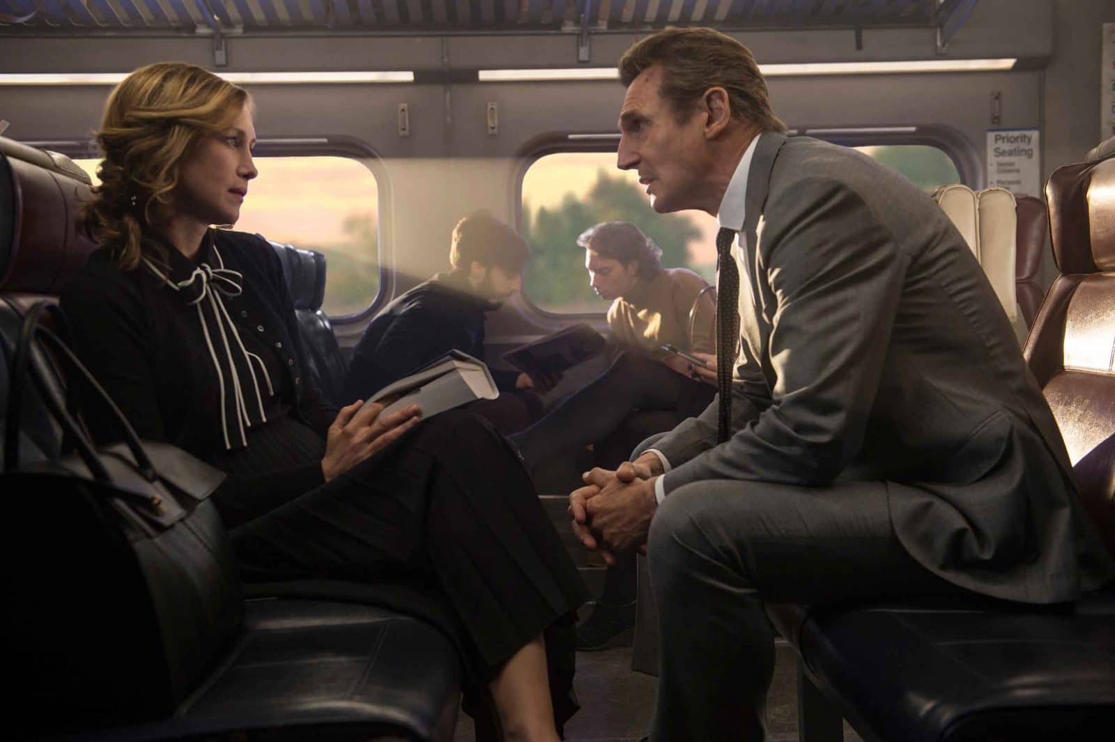 мужчина и женщина в поезде сидят