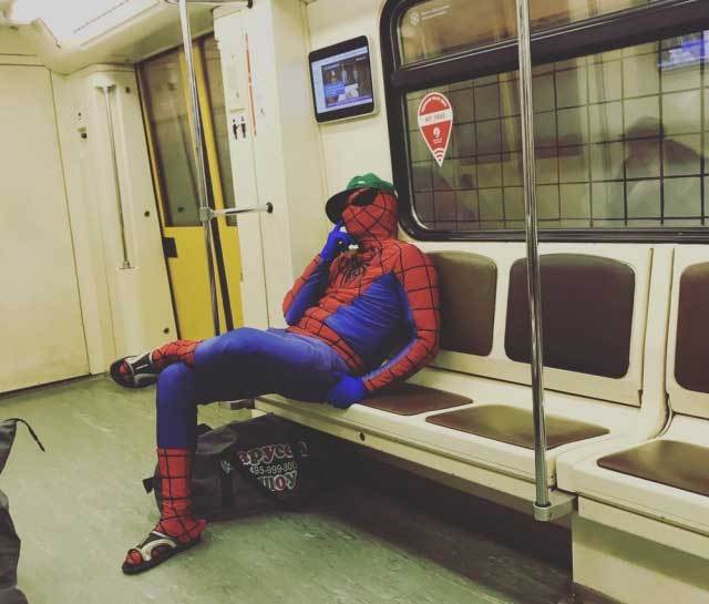спайдермен говорит по телефону в метро