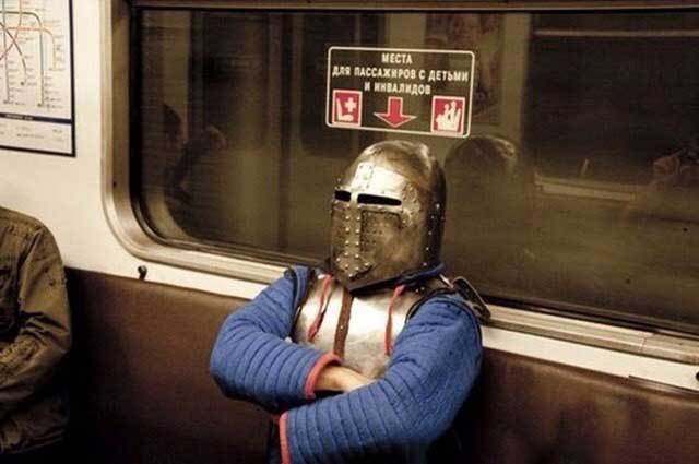 мужчина в доспехах рыцаря в метро