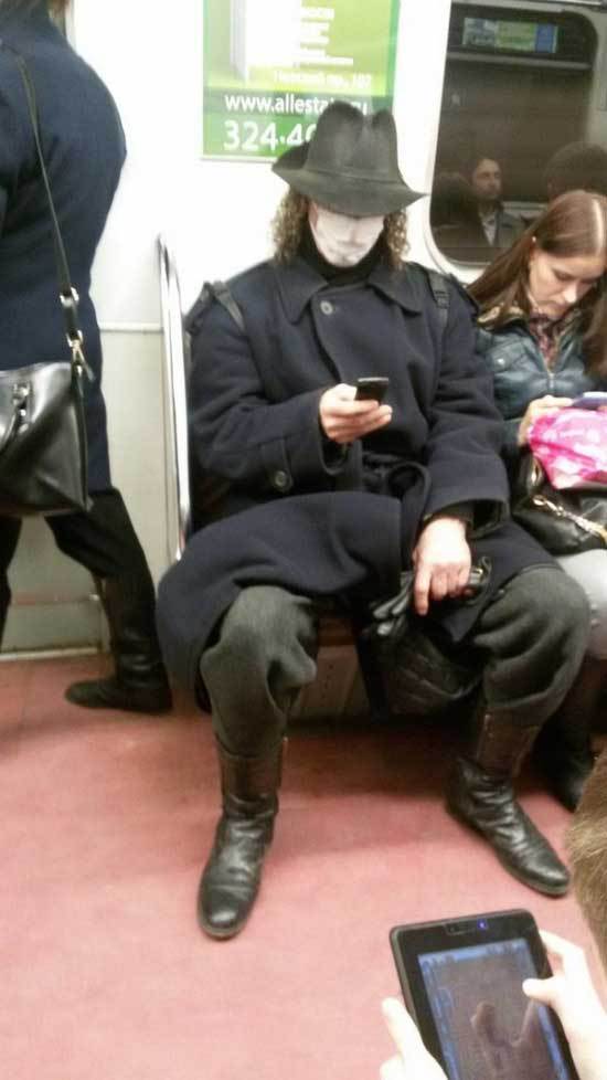 парень в шляпе и гриме в метро
