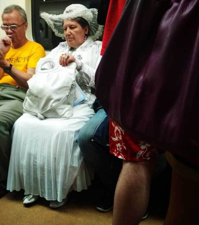 женщина в белом в метро