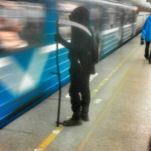 парень с косой в метро