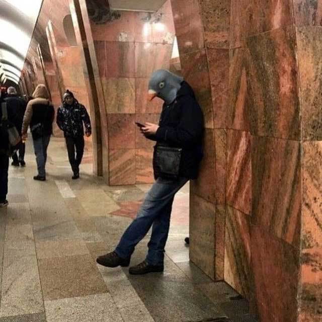 парень в маске голубя в метро