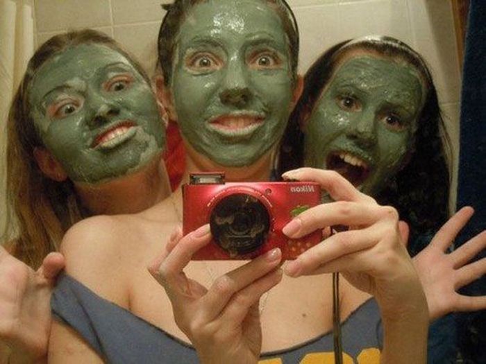 девушки с масками на лице
