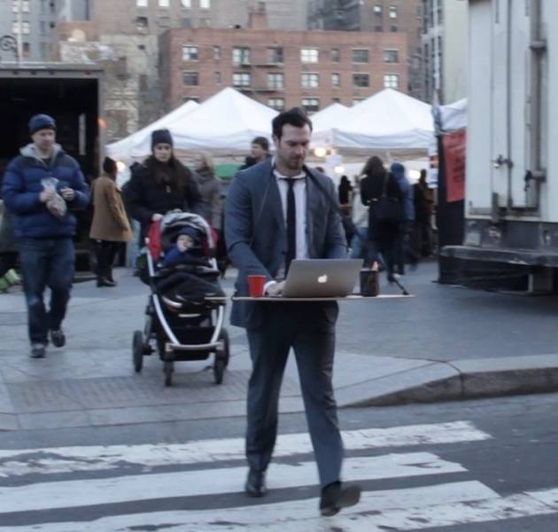 парень с ноутбуком на улице