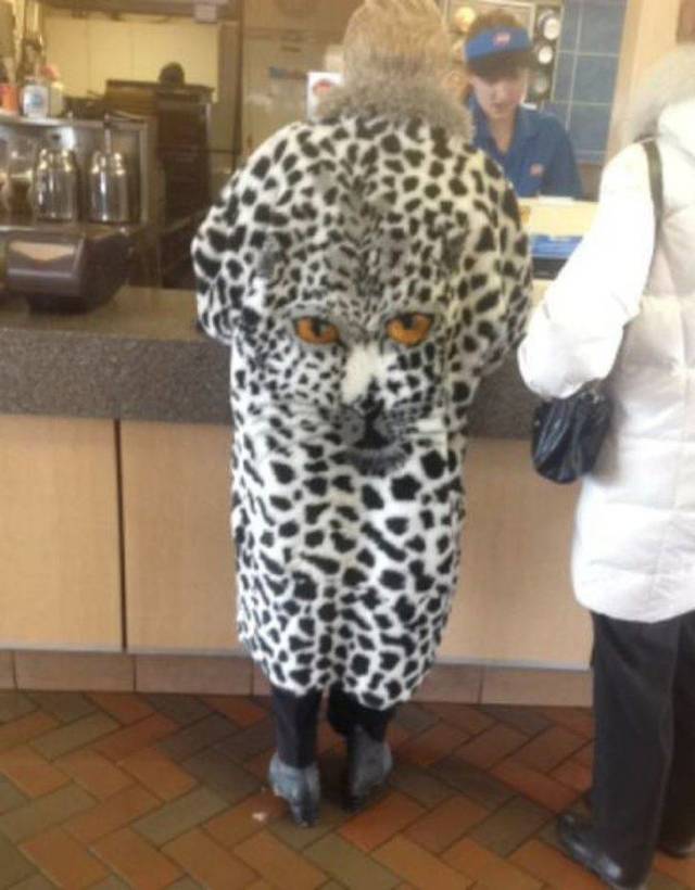 женщина в леопардовом пальто