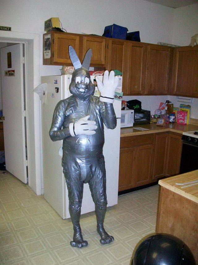 человек в костюме кролика