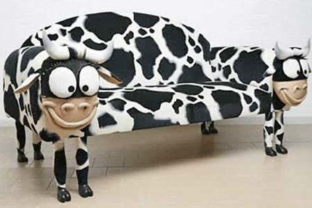 диван с принтом коровы