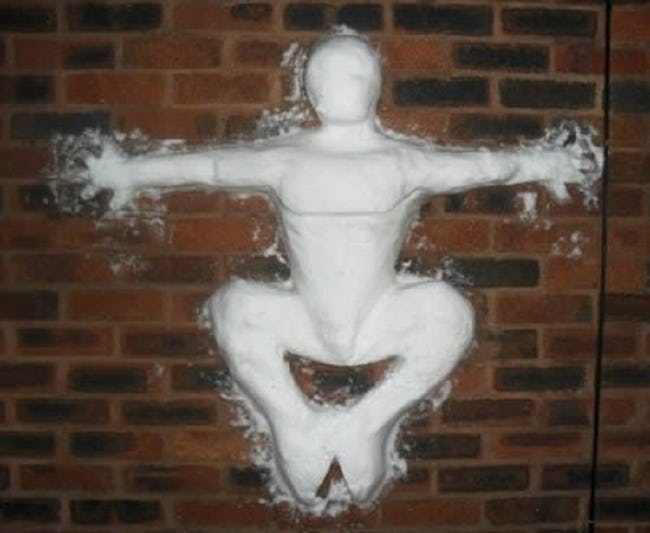 снеговик на стене