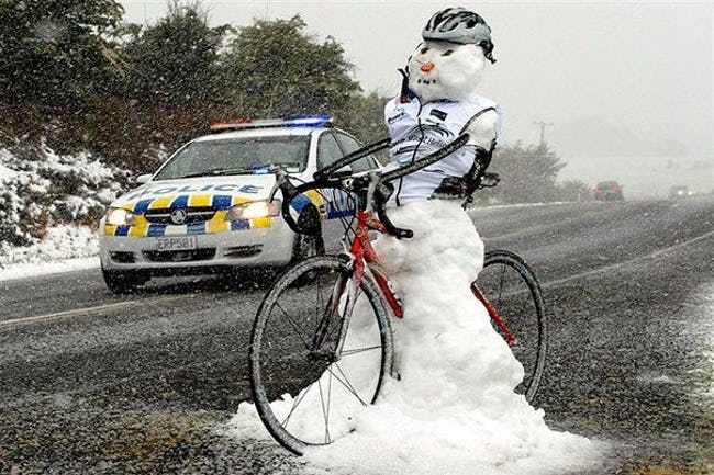 снеговик на велосипеде