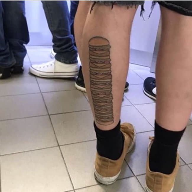 татуировка гамбургера на ноге