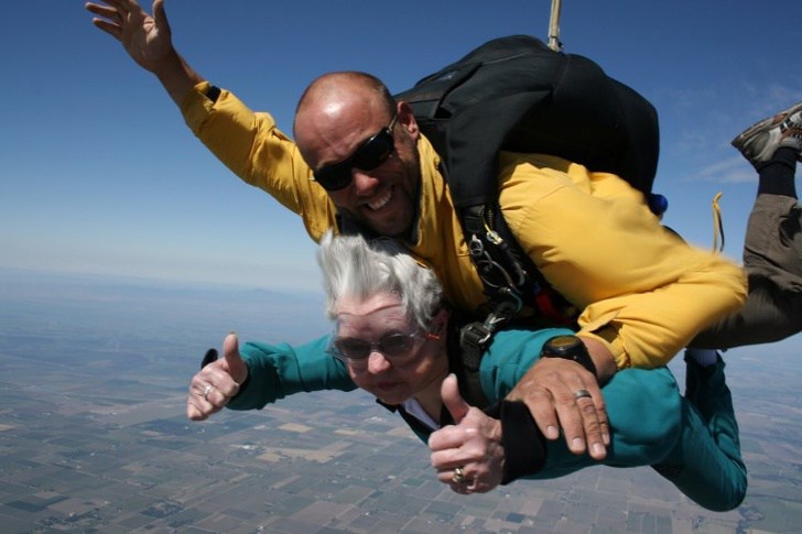 инструктор и старушка прыгают с парашютом