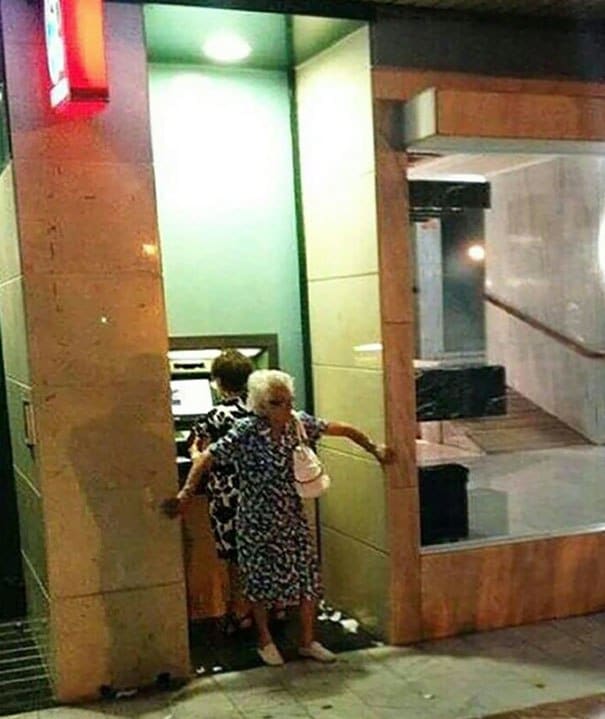 женщины у банкомата