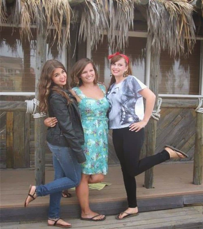 три девушки позируют для фото