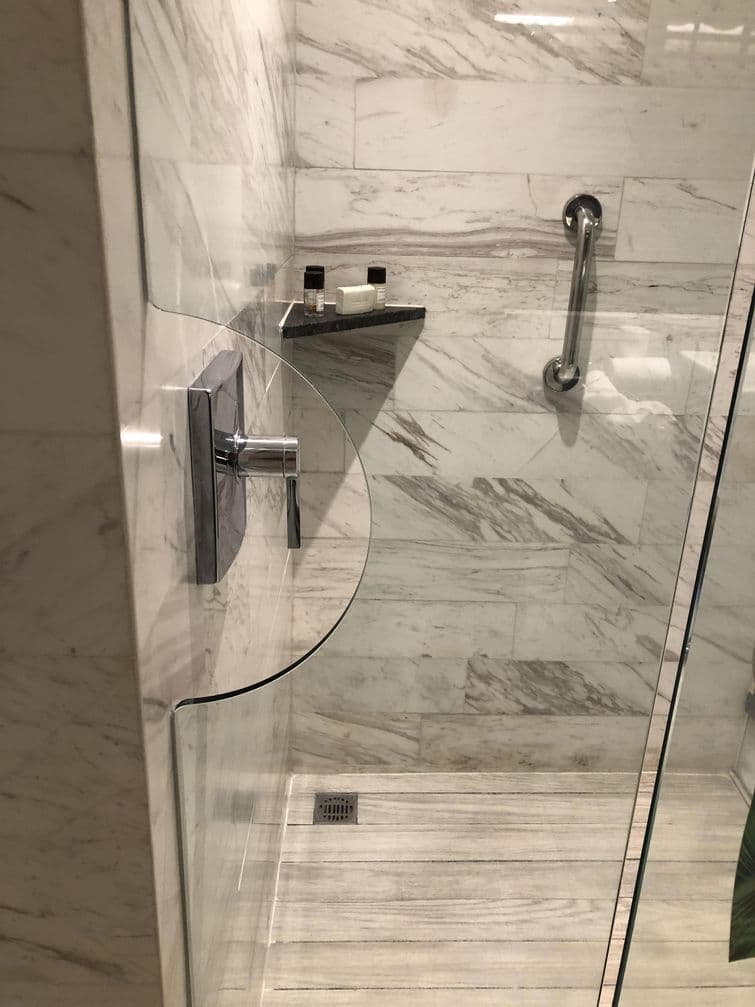 душ в отеле