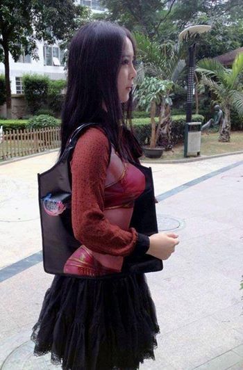 девушка с сумкой на плече