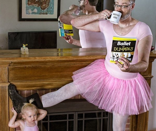 мужчина в балетной пачке с дочкой