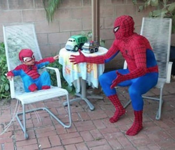 папа и сын в костюмах человека паука