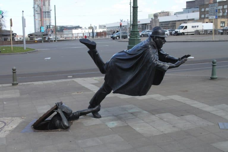 памятник полицейскому в Брюсселе