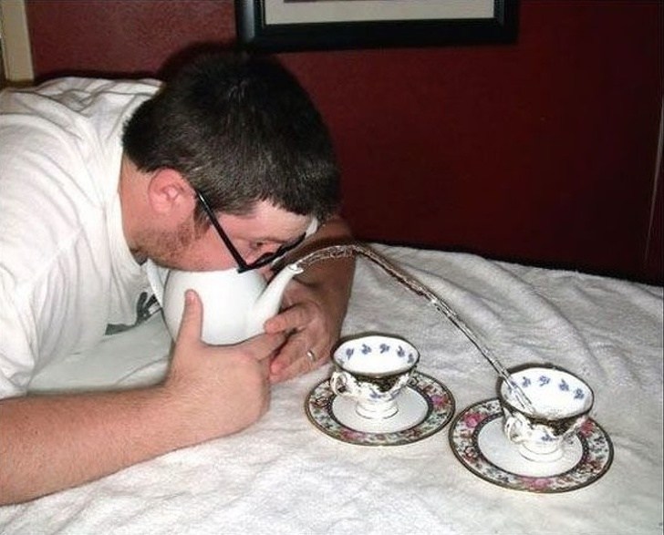 мужчина с чайником и чашками