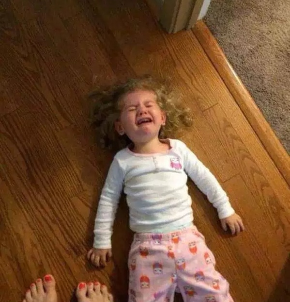 девочка плачет на полу
