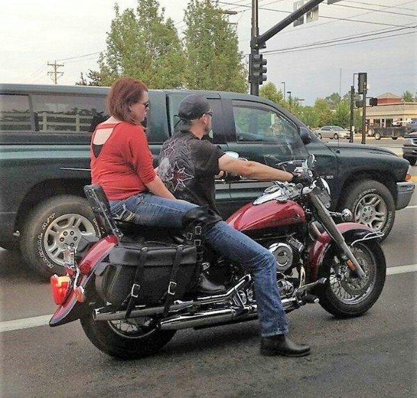 парень и девушка на мотоцикле
