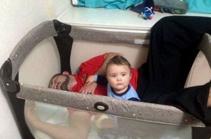 отец и ребенок в кроватке