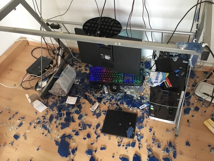 разбитый стол