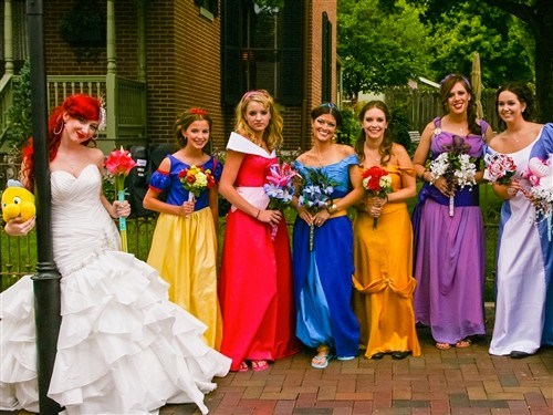 невеста и подружки в диснеевских костюмах