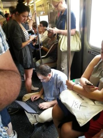 мужчина с ноутбуком в метро