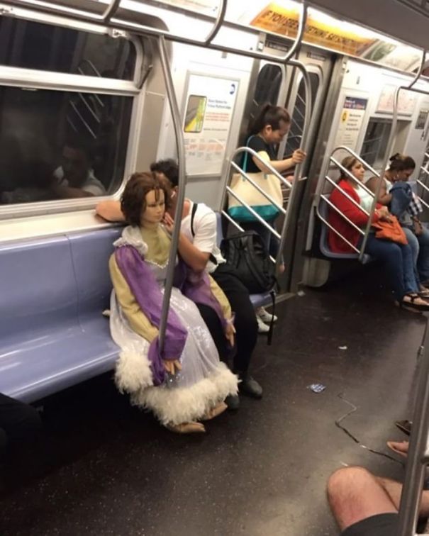 парень с куклой в метро
