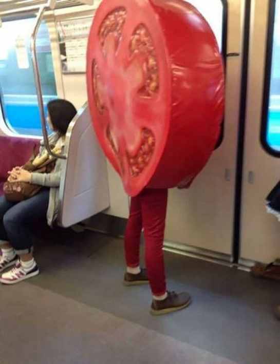 парень в костюме помидора в метро