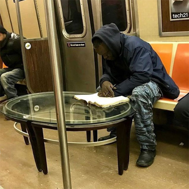 мужчина за столом в метро