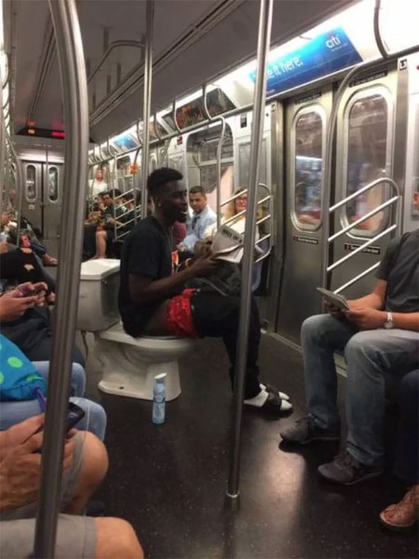 чернокожий парень на унитазе в метро