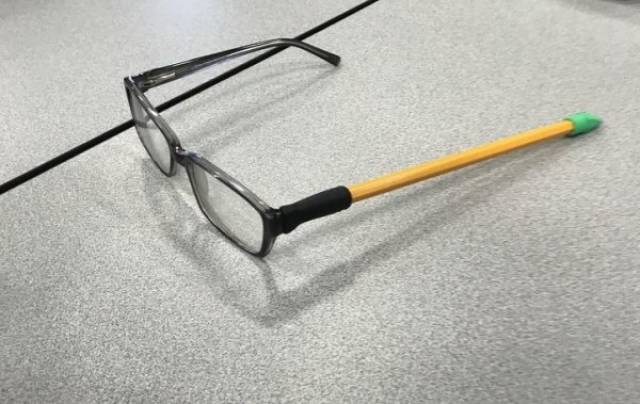 очки с карандашом вместо дужки