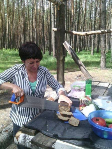 женщина режет хлеб пилой