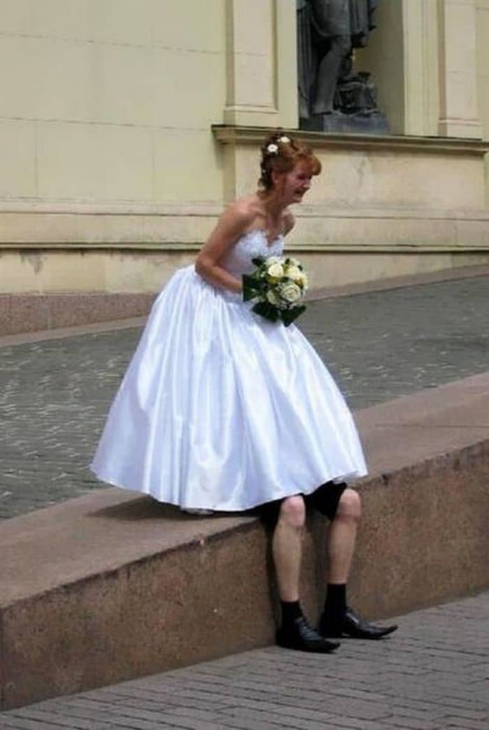 невеста и жених под платьем