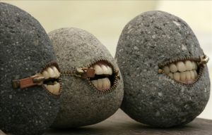камни с зубами