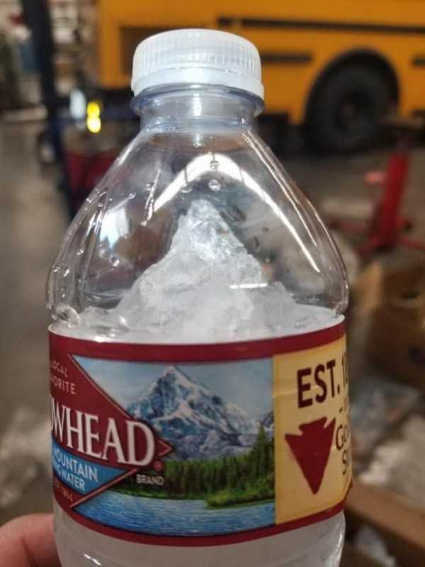 бутылка с замороженной водой