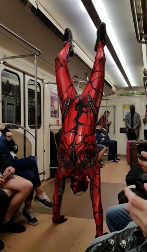 мужчина стоит на руках в вагоне метро