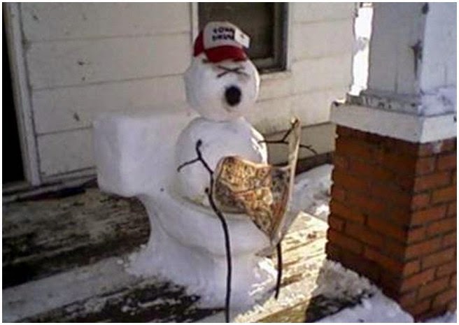 снеговик с газетой на унитазе