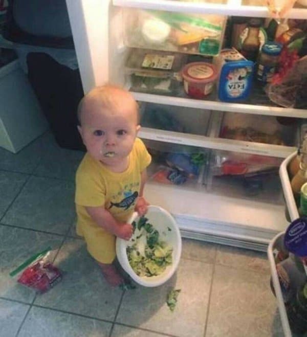 ребенок у открытого холодильника