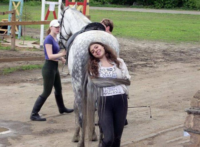 девушка рядом с лошадью