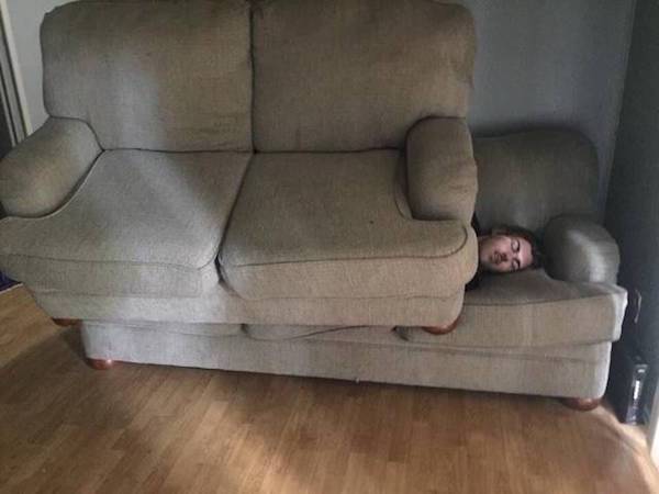 парень на диване под диваном
