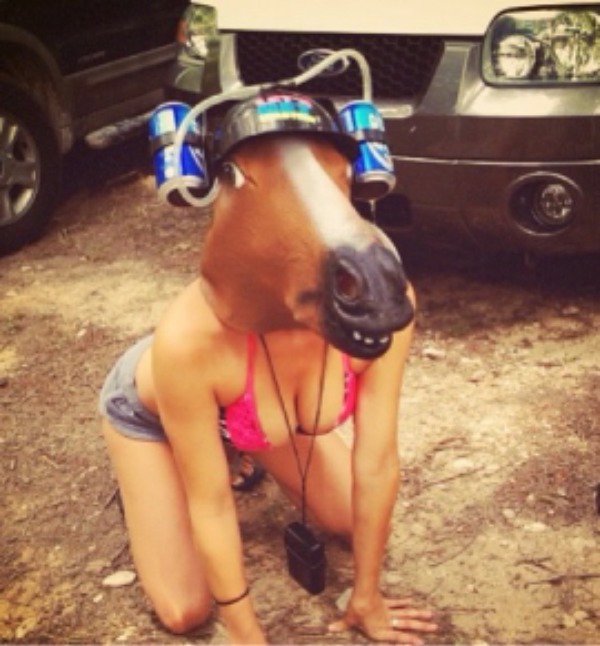 девушка в маске лошади