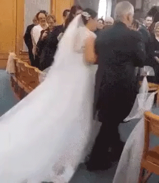 мальчик прыгает на платье невесты